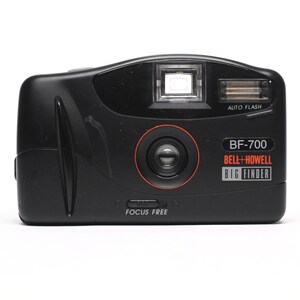 Pode incluir: Uma c&acirc;mera preta Bell+Howell BF-700 Big Finder com uma lente de foco livre e um flash autom&aacute;tico.