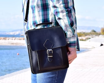 Bolsa de mensajería vertical para hombres hecha a mano en Grecia de cuero de grano completo, bolsa de tableta de cuerpo cruzado regalo para él.