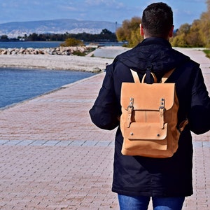 Sac à dos en cuir pleine fleur de couleur naturelle, sac à dos pour ordinateur portable pour hommes ou femmes sac à dos fait main de cadeau en cuir de veau pour lui / elle.