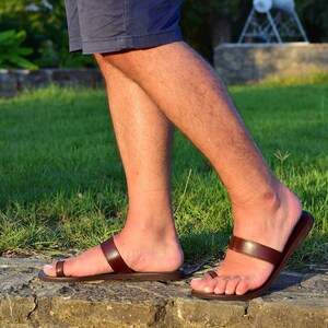 ブラウンレザートゥリングサンダル メンズ - ハンドメイドギリシャグラディエーターサンダル