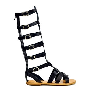 Peut inclure: Sandales gladiateur en cuir noir avec plusieurs lani&egrave;res et boucles. Les sandales ont une semelle en cuir marron.
