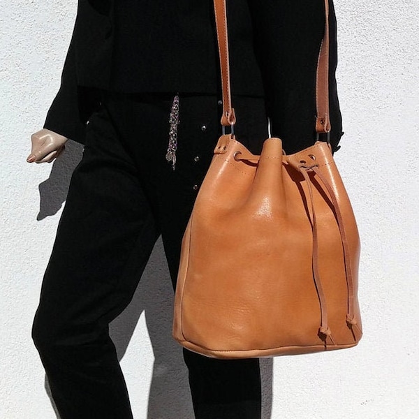 Sac seau en cuir - Pochette en cuir avec cordon de serrage. Sac à bandoulière en cuir, sac seau femmes. 100 % cuir de vache fabriqué à la main en Grèce.