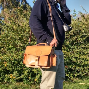 Handgefertigte Kameratasche aus Vollleder: Messenger Bag