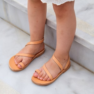 Sandalias de niña Zapatos de verano de cuero para niñas, Sandalias de cuero griego hechas a mano por LeatherStrata, regalo de cumpleaños, regalo de baby shower. imagen 2