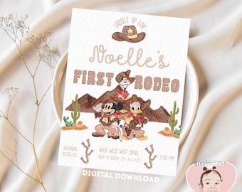 Op de afbeelding: Een digitale download uitnodiging met een aquarelontwerp voor een eerste verjaardagsrodeo. De uitnodiging toont Mickey Mouse, Donald Duck en Goofy in cowboykleding. De tekst luidt "Noelle's First Rodeo" met extra details.