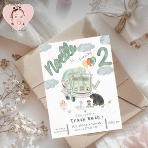 Puede incluir: Una invitación de cumpleaños verde y blanca para una niña llamada Noelle que cumple dos años. La invitación presenta un camión de basura verde de dibujos animados con el número dos en el lateral. El texto "Join us for a Trash Bash!" está escrito en blanco y negro. La invitación también incluye la fecha, la hora y el lugar de la fiesta.
