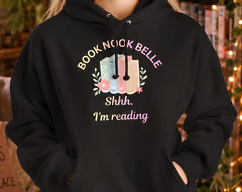 Sudadera Book Nook Belle, sudadera negra con capucha de estilo literario, suéter con estampado de libros en tonos pastel, regalo para lectores, ropa para amantes de los libros, lectura