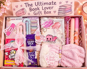 Caja sorpresa de libros para niñas: novela adecuada para su edad, artículos literarios adicionales, dulces, calcetines, pegatinas y mucho más.