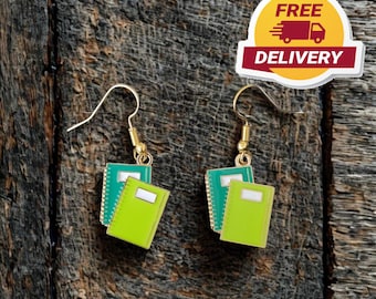 Pendientes de libro. Pendientes de gancho con efecto dorado y colgante de doble libro. Regalo para amantes de los libros. Colgantes de cuaderno. Regalo para chicas amantes de los libros. Trope