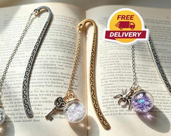 Marcapáginas con purpurina en forma de globo terráqueo: dijes de hadas, llaves, arañas y plumas / Regalo artesanal para amantes de los libros de fantasía / Accesorio de lectura único. Regalo para amantes de los libros