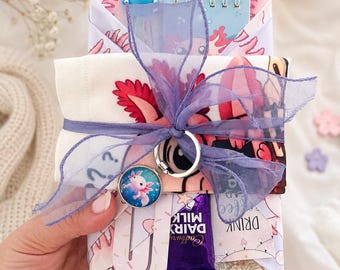 Caja sorpresa personalizada para adultos, cita a ciegas con un libro. Set de regalo para amantes de los ajolotes.