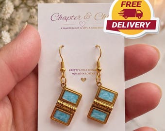 Pendientes de gancho con diseño literario en metal color oro y un precioso efecto mármol turquesa. Pendientes para amantes de la lectura. Regalo ideal para cumpleaños de amantes de los libros. Regalo perfecto para chicas lectoras.