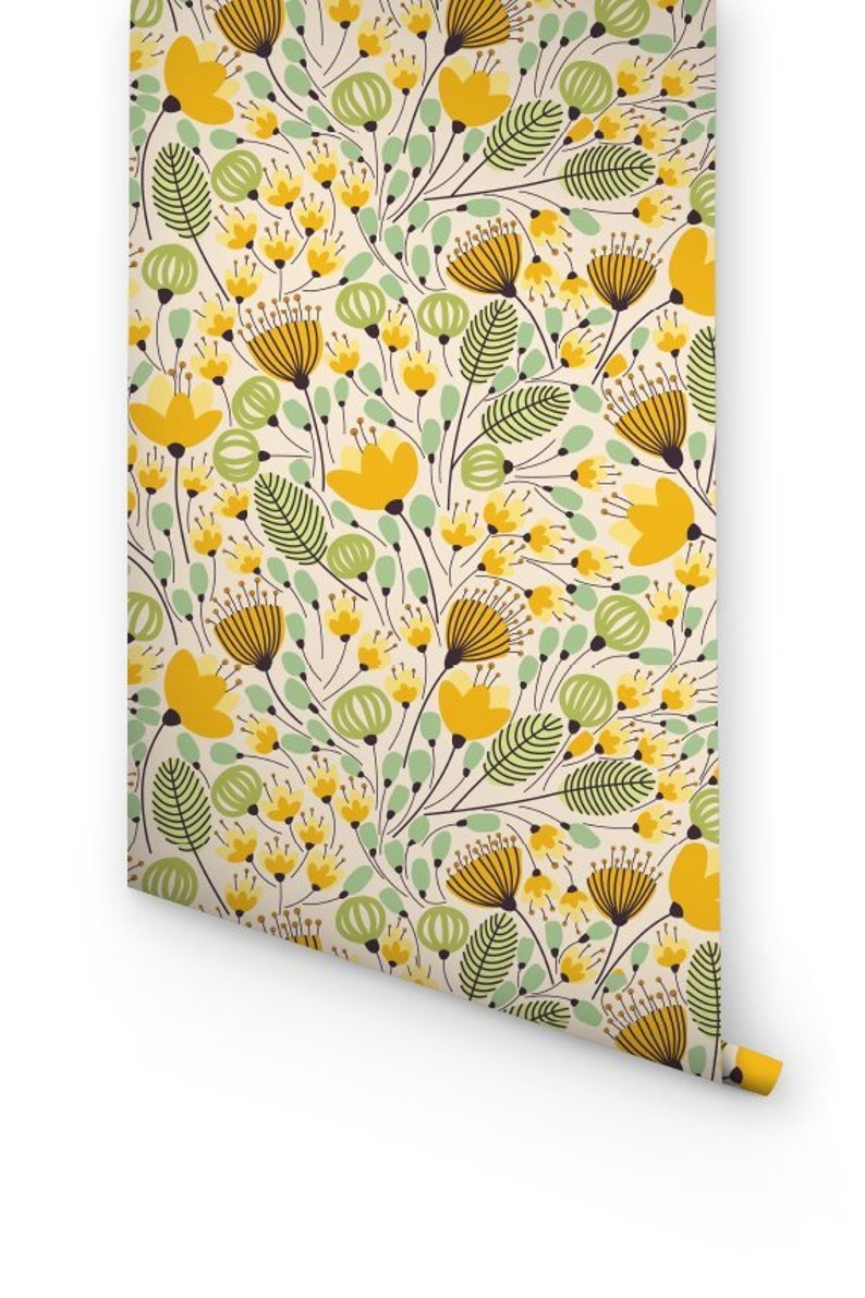 Carta da parati con fiori gialli e stampe botaniche ...