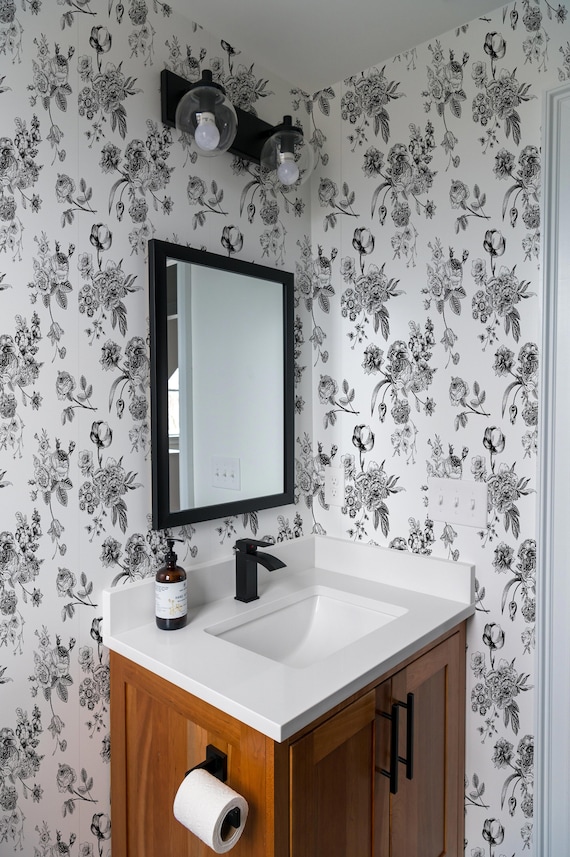 15 baños y aseos empapelados en blanco y negro (y un montón de papeles  pintados) · 15 amazing black and white wallcoverings in the bathroom -  Vintage & Chic. Pequeñas historias de decoración
