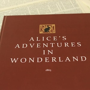 Alice im Wunderland Buch / Salvador Dali-13 wunderschöne Werke von Salvador Dali