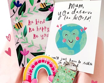 Mother’s Day Gift Box, Greeting Card For Mum, Cute Illustrated Gifts For Mum, Postcard and Keyring Mother’s Day Set, Mum Deserves the World