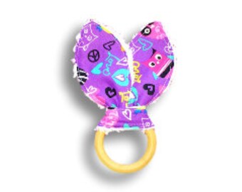 Anillo de dentición de madera natural <<El búho que necesitas es amor>> ~ Bebé/Juguete de dentición/Orejas de conejo/Búhos//Símbolo de la paz//Corazones//Amor//Morado//Rosa//Verde