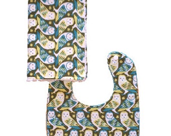 Babero y paño para eructar <<Búhos de Sage>> amarillo/verde/azul/blanco/bebé/ulular/