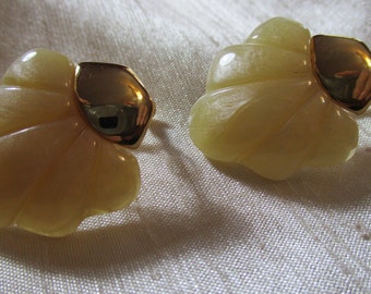 Color Pearl Marbleized Plastic Vintage Napier Cream Screw Back Earrings Shell Fan Shape
