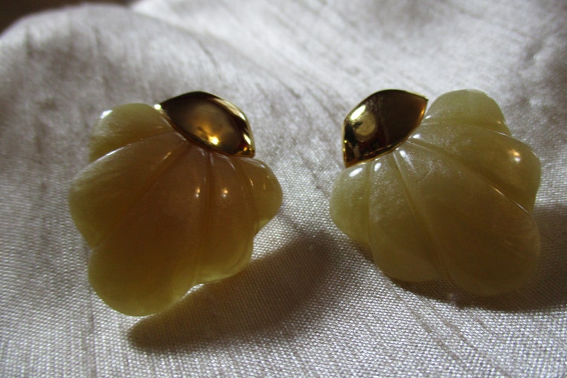 Color Pearl Marbleized Plastic Vintage Napier Cream Screw Back Earrings Shell Fan Shape