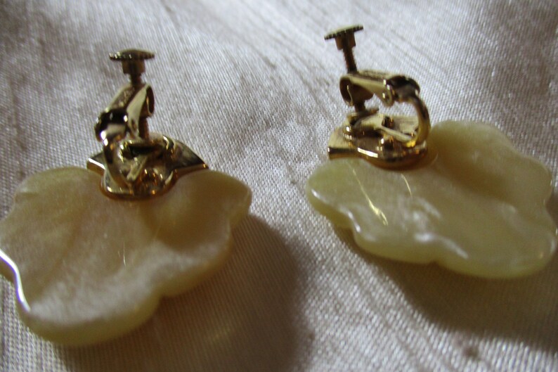 Color Pearl Marbleized Plastic Vintage Napier Cream Screw Back Earrings Shell Fan Shape