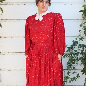Vintage 1980er Rotes Minimalistisches Print Kleid mit weißem Peter Pan Kragen von Jane Schaffhausen Belle France / Prairie / 1980er Jahre tut Edwardian