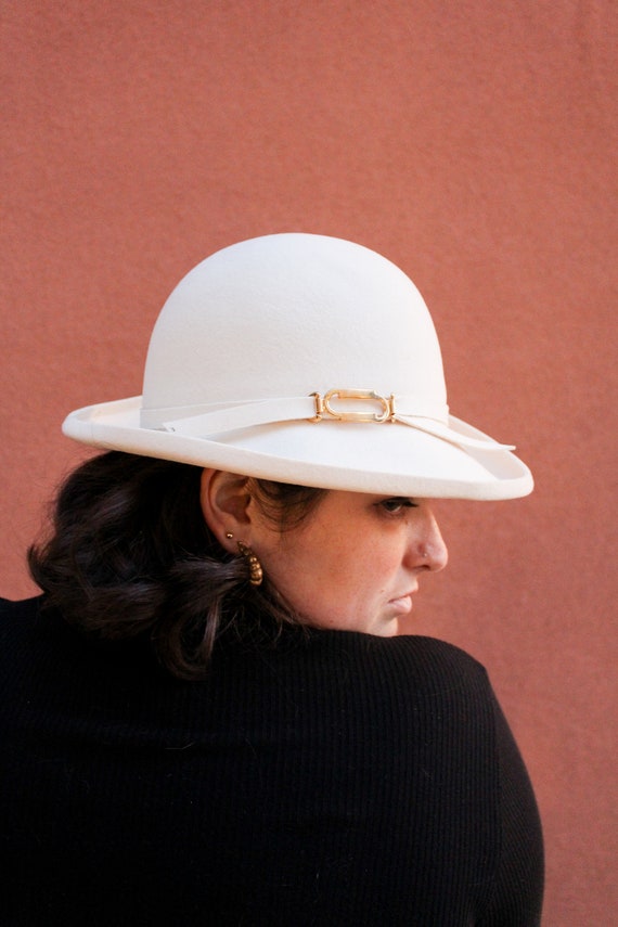Vintage 1970s 1980s Cream Wool Hat with Gold Buckl