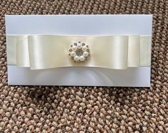 Sobre de boda hecho a mano con cinta color marfil y adorno de perla (juego de 5)