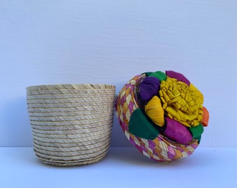 Cesta de palma tejida con tapa