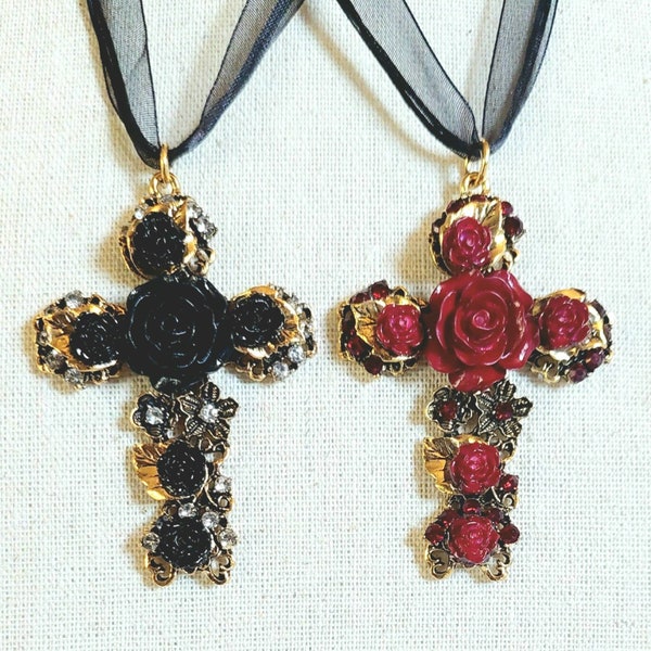 Collier Pendentif Croix Fantaisie Ornée de Roses et de Strass