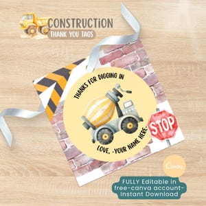 Puede incluir: Una etiqueta de agradecimiento cuadrada con una ilustración de una hormigonera amarilla sobre un fondo circular, una señal de stop roja y un patrón de pared de ladrillo. El texto dice: THANKS FOR DIGGING IN y LOVE, -YOUR NAME HERE. Cinta blanca.