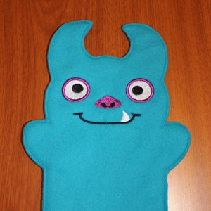 Machine geborduurde Fleece Monster Puppet - Blauw met paarse neus en ogen