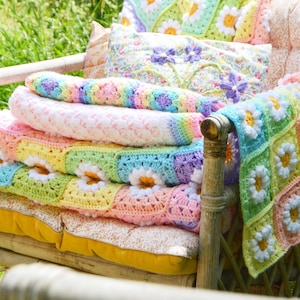 Daisy blanket, crochet blanket, flower blanket, pastel blanket, floral blanket, knitted blanket, picnic blanket, wool blanket, baby blanket,