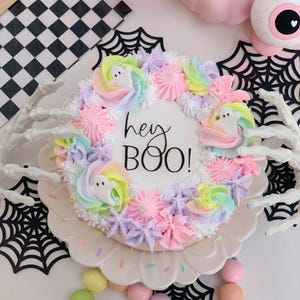 Fake Halloween cake, Pastel Faux cake, Halloween bakery decor, Pastel halloween party decor