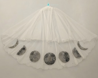 Light of the Moon: ivory and black chapel length moon phase veil