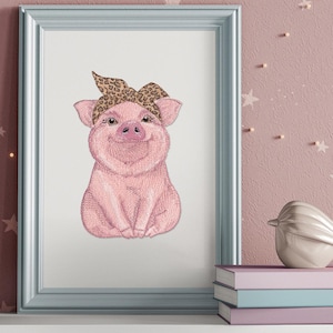 Pode incluir: Obra de arte emoldurada com um porco rosa sorrindo usando uma faixa de cabeça com estampa de leopardo. O porco é bordado com sombreamento detalhado, dando-lhe uma aparência texturizada. A obra de arte é definida em um fundo branco dentro de uma moldura azul clara.