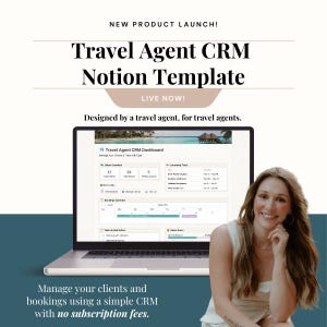 Puede incluir: Una computadora portátil muestra un panel de control de "Travel Agent CRM Notion Template". La pantalla muestra funciones de gestión de clientes y reservas. El texto dice: "Gestiona tus clientes y reservas con un CRM sencillo sin cuotas de suscripción."