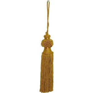 Puede incluir: Un borlón dorado con una parte superior anudada y una larga franja. El borlón está hecho de un material suave y sedoso y tiene un aspecto delicado y elegante.