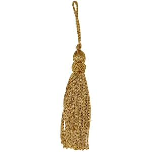 Puede incluir: Un borlón dorado con un cordón largo y delgado. El borlón está hecho de un material suave y sedoso y tiene una parte superior anudada.