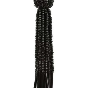 Könnte beinhalten: Ein schwarzer Perlenquasten mit abgerundeter Oberseite und langen, herabhängenden Strängen. Der Quasten besteht aus kleinen, runden Perlen und hat oben eine goldfarbene Schlaufe zum Aufhängen. Das Design ist elegant und dekorativ.