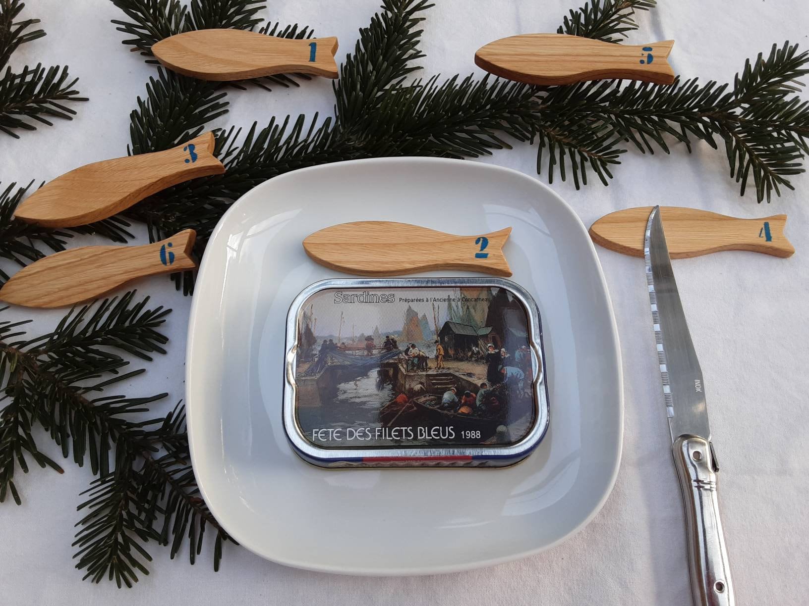 Repose-Couteaux Sardines, en Bois de Châtaignier, Numérotées à L'acrylique Bleue