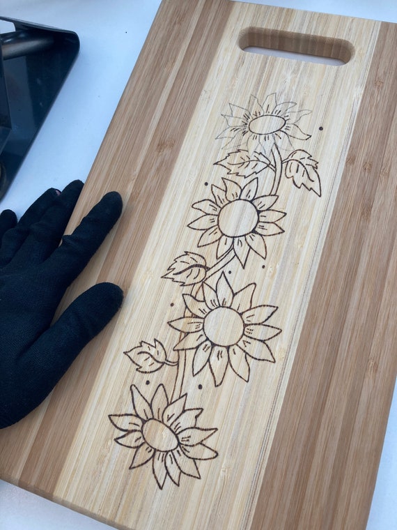 Tabla de cortar personalizada: girasoles / ideas de regalos quemados en madera  para mujeres Her / Girasol Hogar Arte de la pared Decoración de la cocina  con asa / Regalos de madera -  España