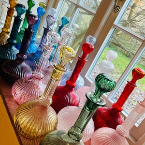 Vintage Italiaanse Empoli Genie-flessen in luchtballonstijl in rood, roze, blauw, olijfgroen, helder en mat glas