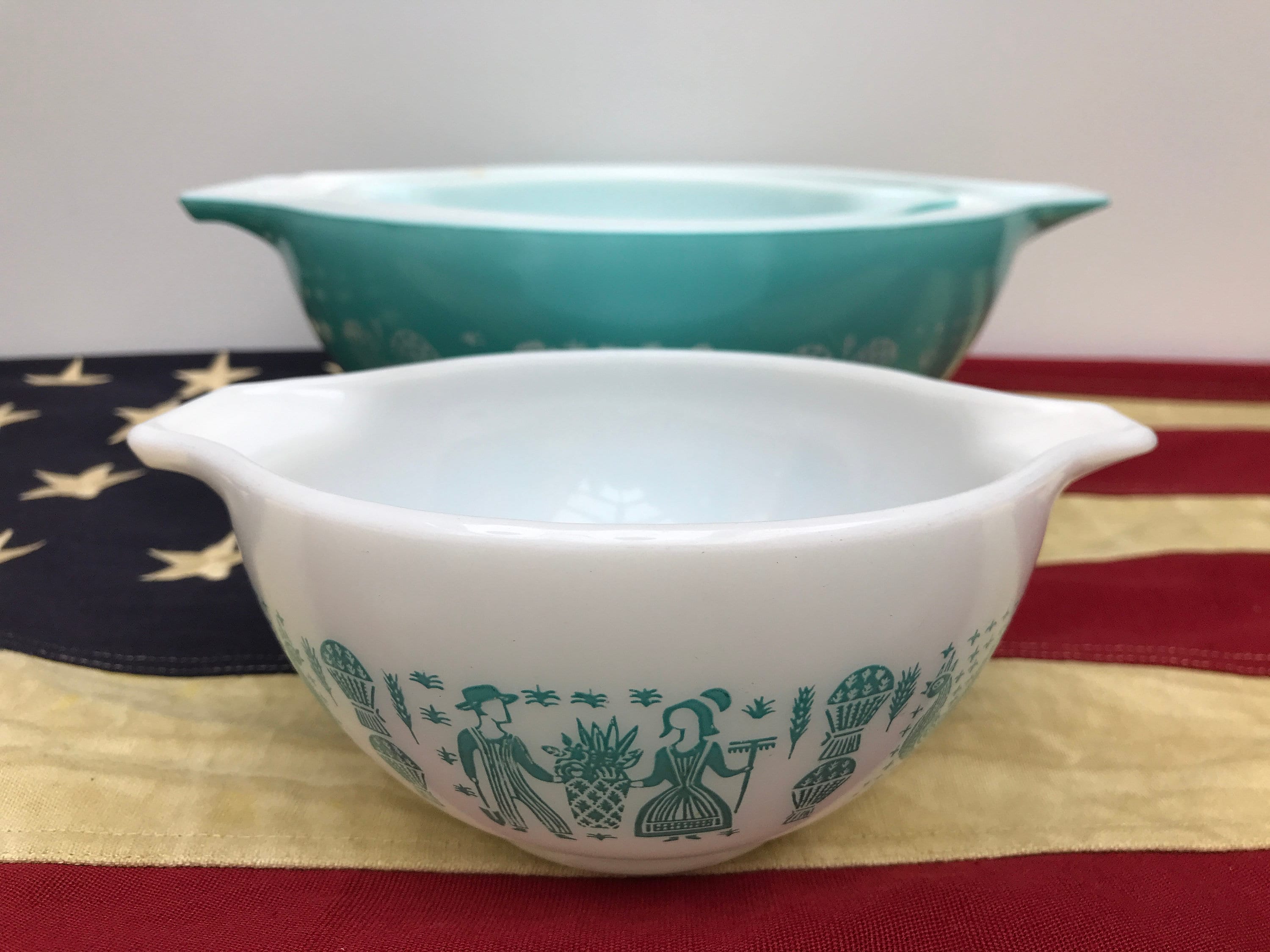 Vintage American Pyrex 1950s Butterprint Amish Pattern Cinderella Round