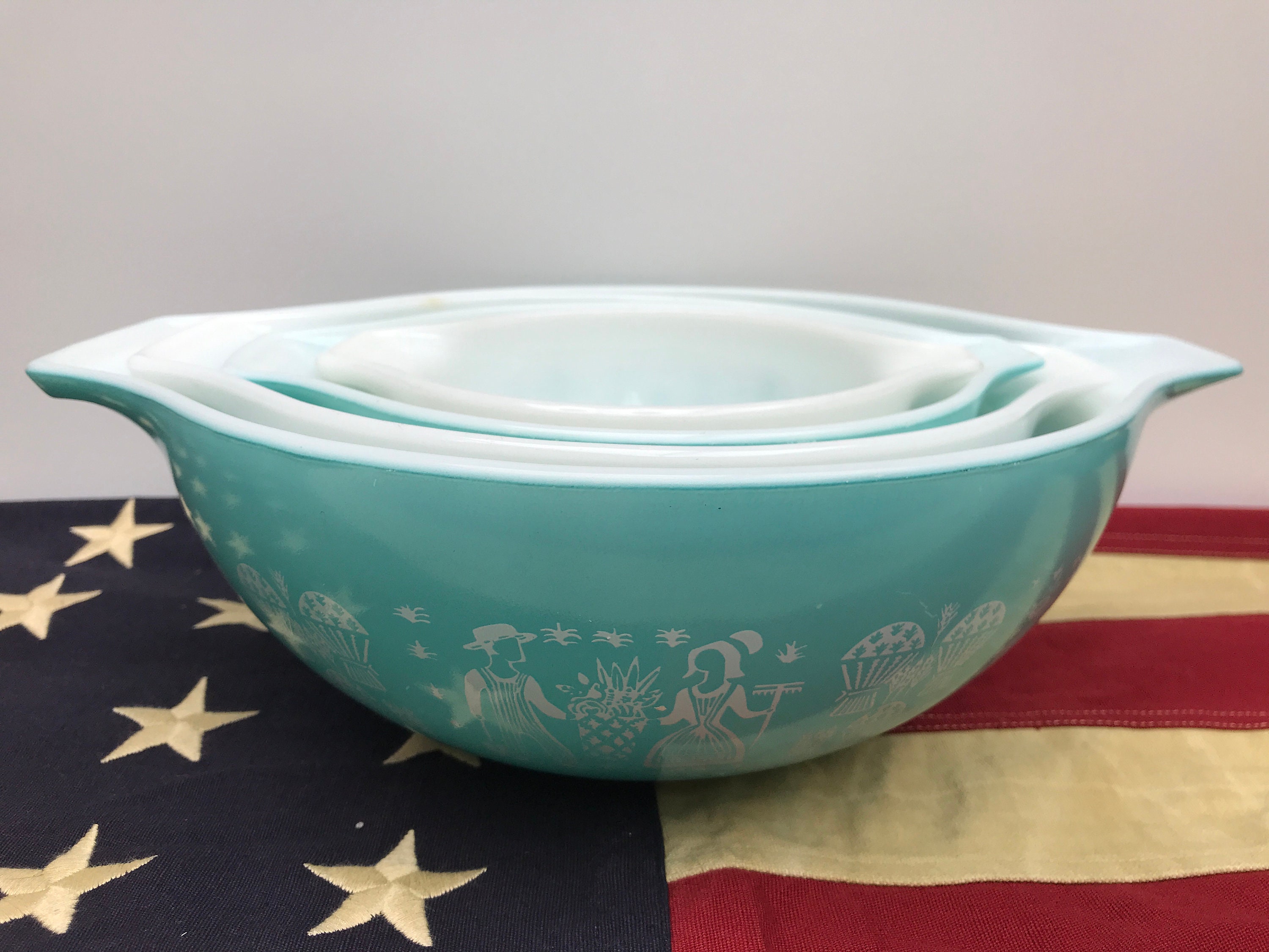 1950s Pyrex Primary Nesting Mixing Bowls by cozycottagechic