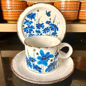 Xícaras de chá, pires e pratos de sobremesa Midwinter Pottery na cor Azul Primavera, da linha Stonehenge dos anos 1970.