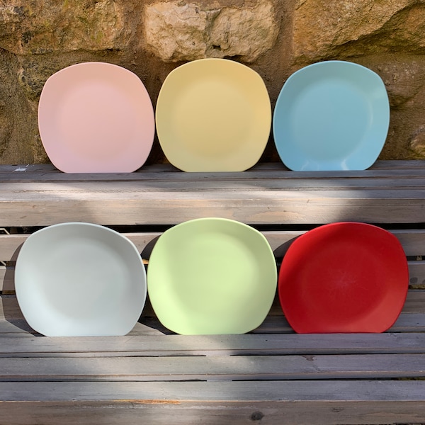 Midwinter Modern Melamine Picnic Ware - Una selección de platos, cuencos y tazas