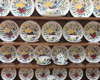 Midwinter Pottery Bella Vista Mid-Century pièces de service dans un motif floral coloré peint à la main, conçu par Jessie Tait