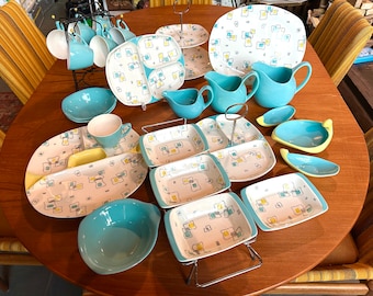 Midwinter Pottery Fantasy - Une sélection de plats de service du milieu du siècle sur la forme de la mode conçue par Jessie Tait