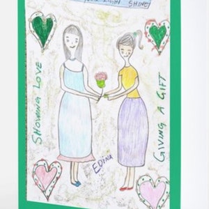 Puede incluir: Una ilustración dibujada a mano de dos chicas sosteniendo una flor. Las chicas llevan vestidos y la ilustración está rodeada de corazones. El texto "How to make your light shine" está en la parte superior de la ilustración. El texto "Showing Love" está en el lado izquierdo de la ilustración. El texto "Giving a Gift" está en el lado derecho de la ilustración. El texto "Edina" está en la parte inferior de la ilustración.
